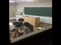 [今日推荐]南京某高中 男女生教室内啪啪 被班主任在外面全程抓拍