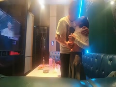 成都大二极品学妹ktv饮酒调情水蜜桃大胸粉嫩